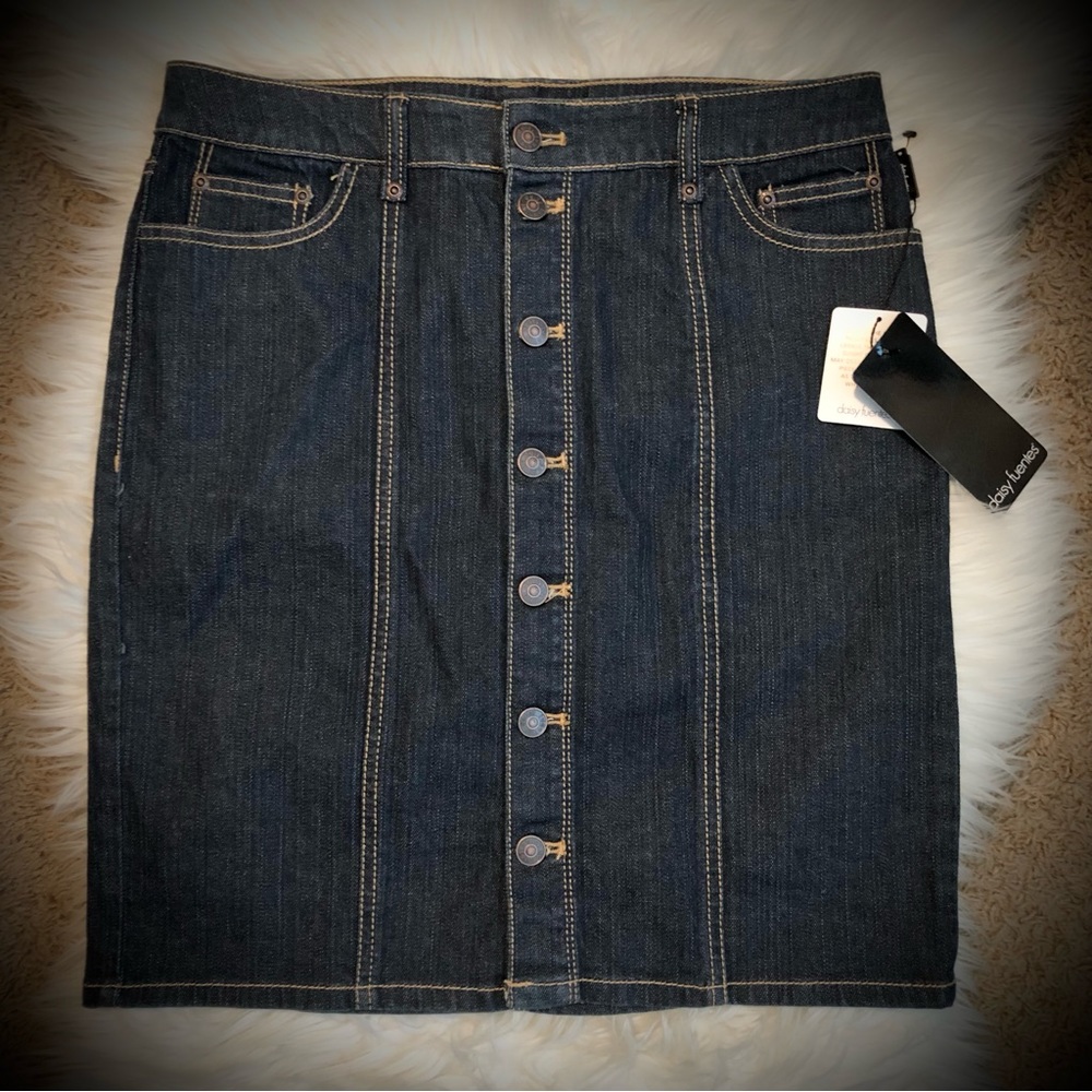 NWT Daisy Fuentes button down dark wash denim skirt
